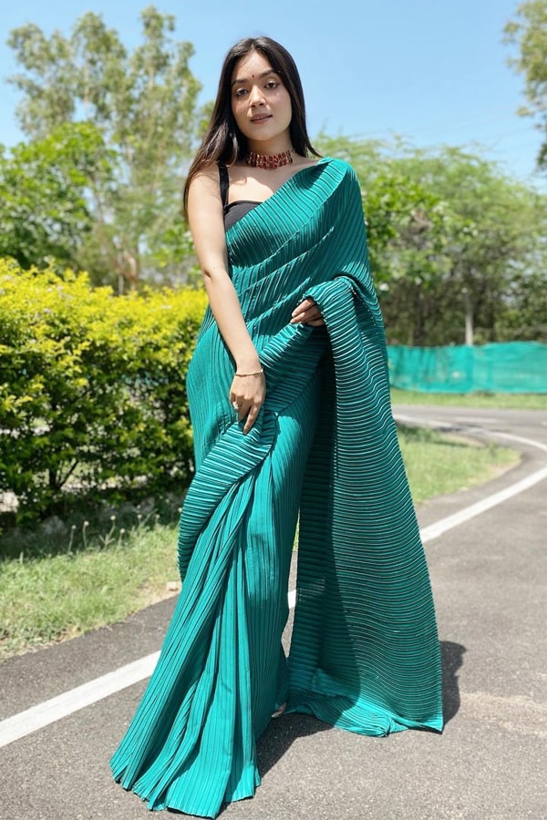 Simple designer sarees for wedding party 2021