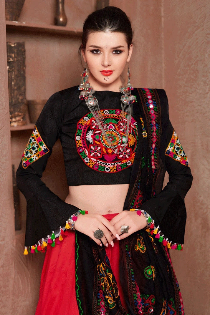 gamthi work blouse with red lehenga 