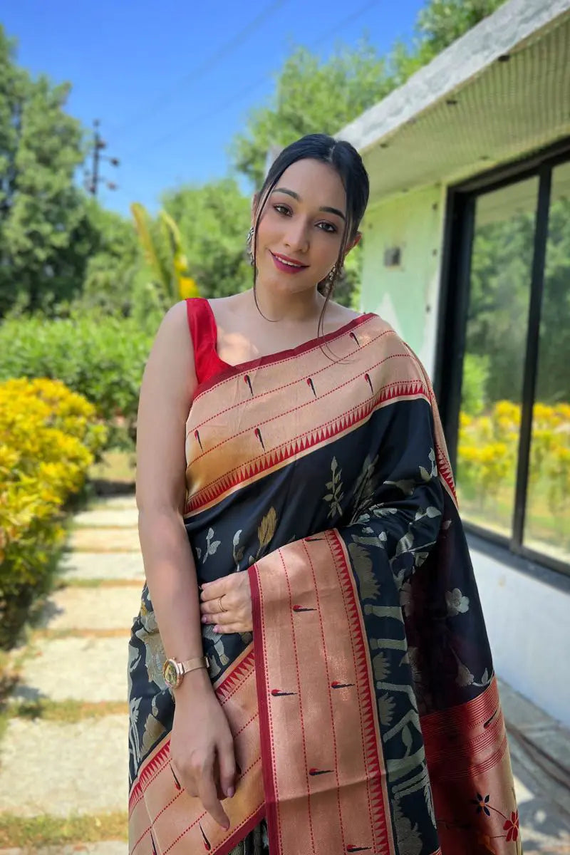 black paithani saree