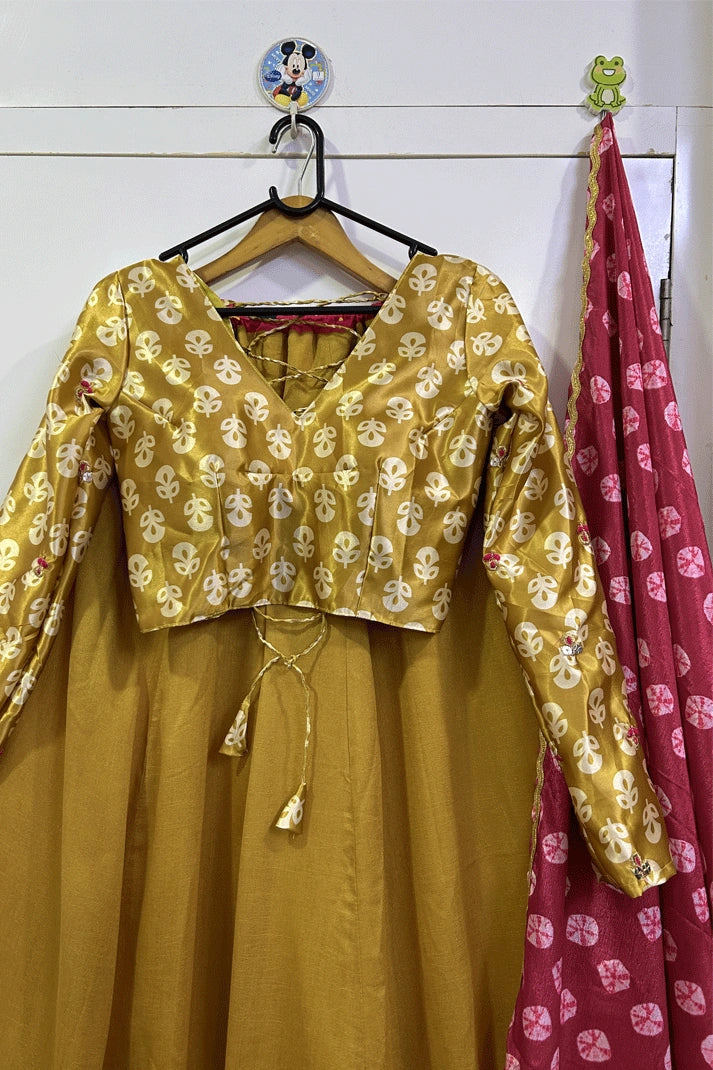 yellow lehenga with pink bandhani dupatta