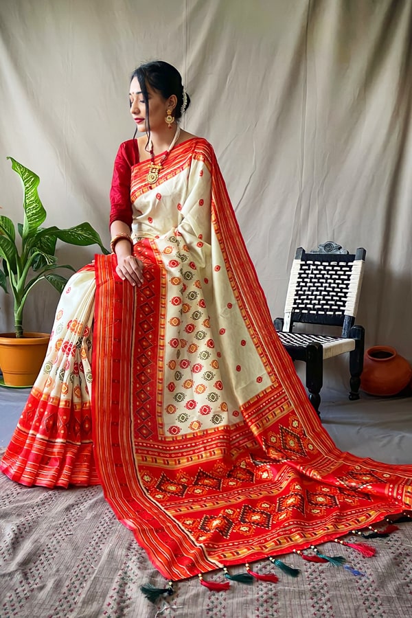 Red and white saree for Durga puja.