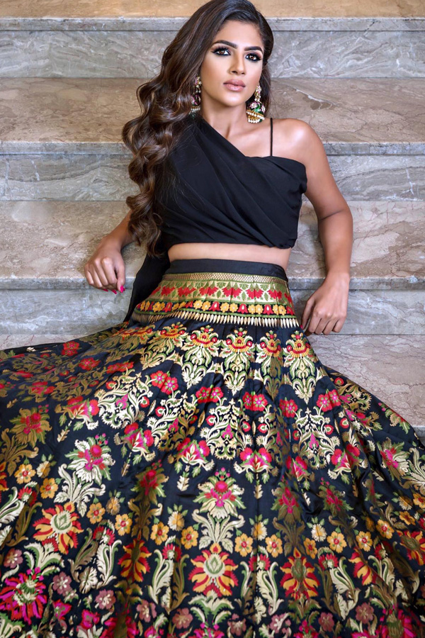 RI Ritu Kumar Black & Gold Velvet Lehenga Set – Saris and Things